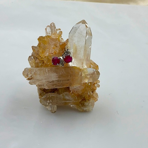 Vtg.Silver 4 Prong Set With Posts InThe Center Of These Beautiful Ruby Earrings - Picture 5 of 6